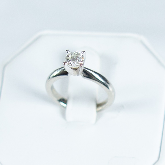 14kwhite gold white solitairering 1/2ct